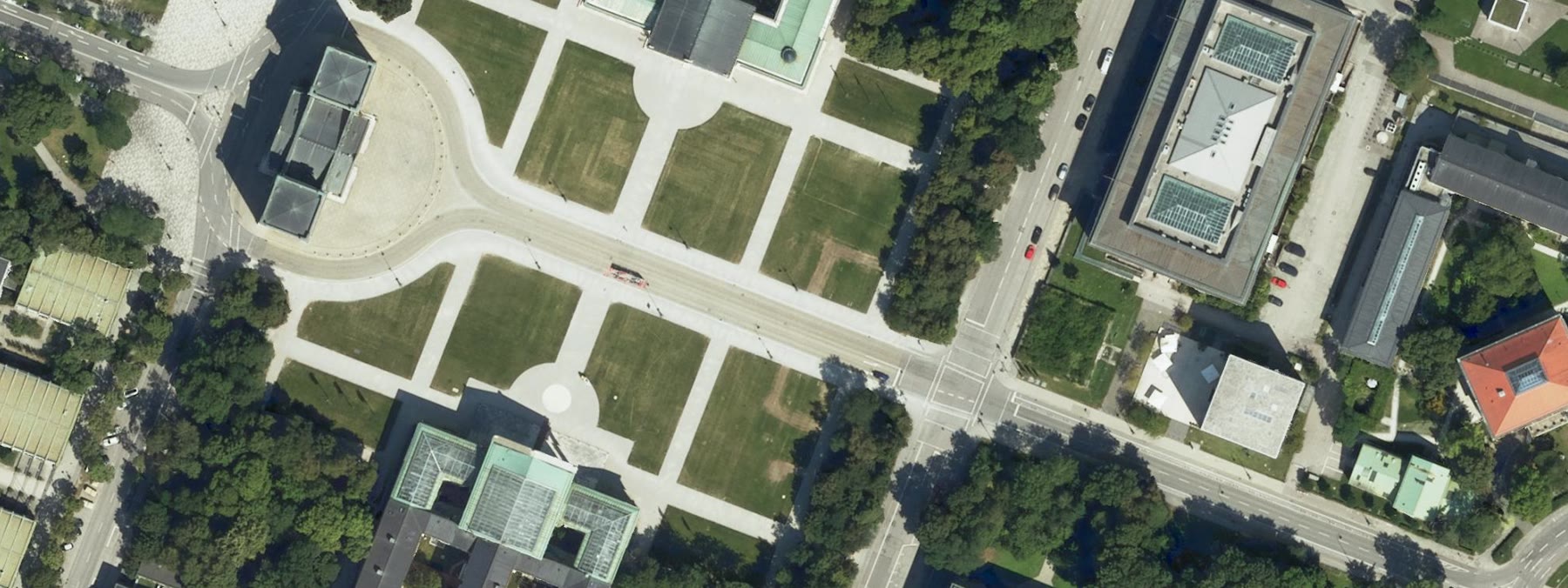 Aerial view of K&ouml;nigsplatz with stage, gates and U-Bahn marked